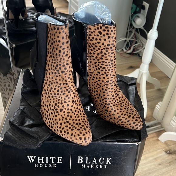 🛑 1 hour sale. WHBM, leopard booties, with dust bag, worn once - Picture 2 of 10